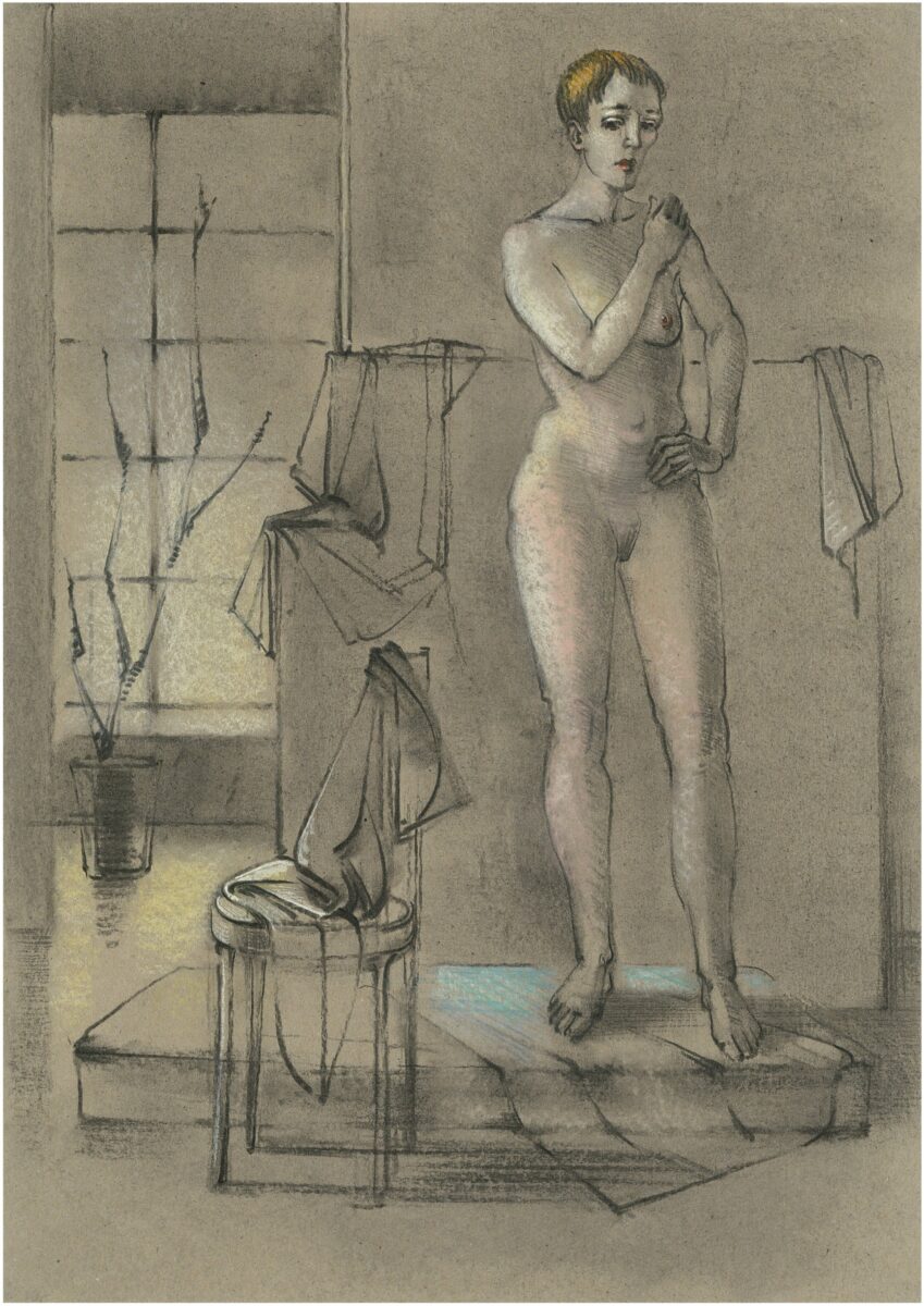 Zeichnung eines stehenden nackten Frauenakts mit kurzen blonden Haaren und melancholischem Blick in einem Atelier. Sie steht auf einem kleinen Podest neben einem Stuhl mit drapiertem Stoff, einer Zimmerpflanze und einem großen Fenster im Hintergrund.